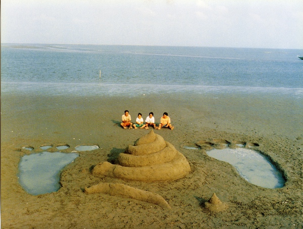 工作人員花了三天,才用沙堆好巨型大便形狀沙雕.jpg 工作人員花了三天,才用沙堆好巨型大便形狀沙雕.jpg