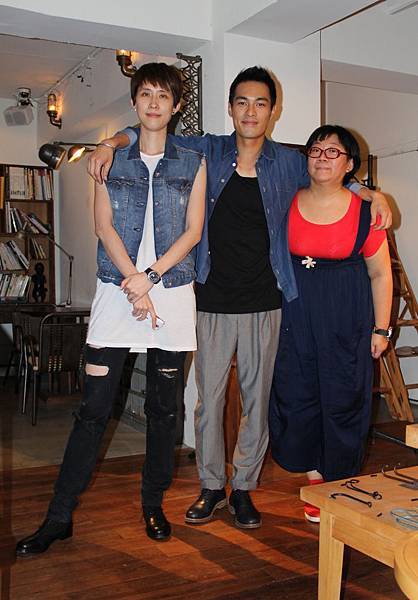 右起,閻柔怡與旗下藝人楊祐寧、經紀人Gaby情同家人 右起,閻柔怡與旗下藝人楊祐寧、經紀人Gaby情同家人