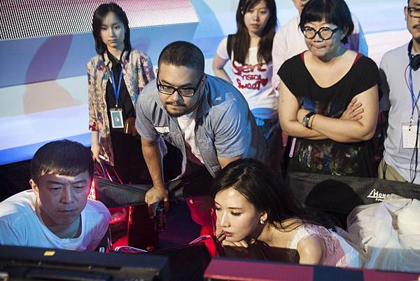 《101次求婚》片場,閻柔怡與導演、林志玲、黃渤一起看回放 《101次求婚》片場,閻柔怡與導演、林志玲、黃渤一起看回放