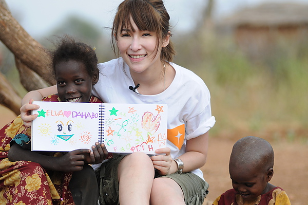 蕭亞軒與妲哈寶 一起畫畫.jpg 蕭亞軒與妲哈寶 一起畫畫.jpg