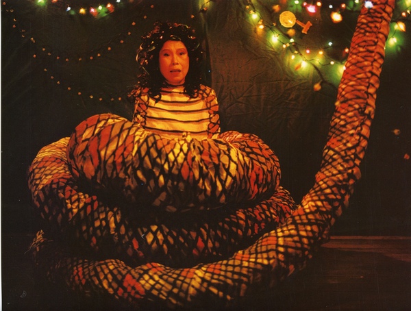 文英在熱帶魚片中扮巨蛇娘娘,造型令人噴飯.jpg 文英在熱帶魚片中扮巨蛇娘娘,造型令人噴飯.jpg