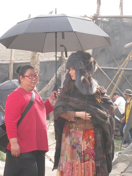 右起,林志玲在沙漠拍刺陵,閻柔怡全程相伴.JPG 右起,林志玲在沙漠拍刺陵,閻柔怡全程相伴.JPG