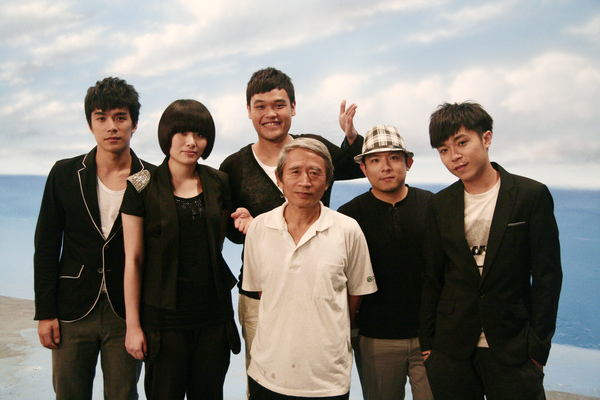 蘇打綠在十年一刻MV拍攝現場,與噴畫大師李錫堅及其作品合影.jpg 蘇打綠在十年一刻MV拍攝現場,與噴畫大師李錫堅及其作品合影.jpg