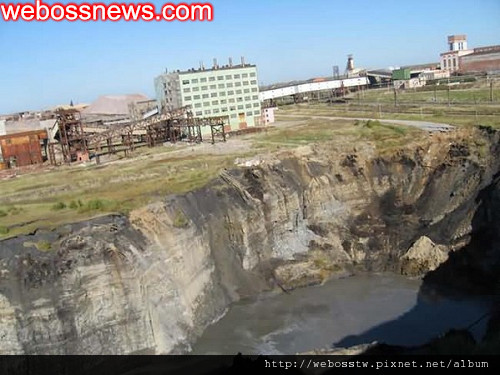 俄國裂洞城別列茲尼基 巨坑吞噬街道 俄國裂洞城別列茲尼基 巨坑吞噬街道