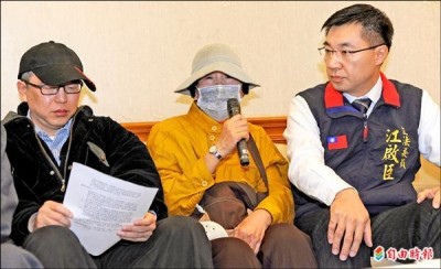 黃姓婦人（中）莫名其妙背債5千萬，財產全被凍結，煩惱到「晚上睡都睡不著」。（記者劉信德攝）