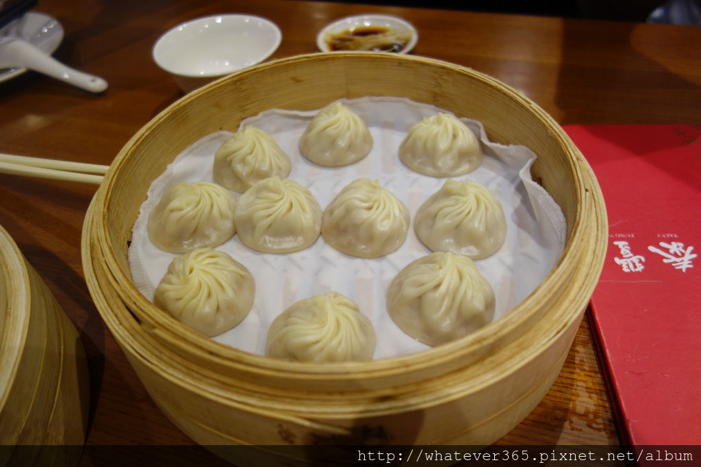 食 | 新北板橋車站高鐵站 大遠百 鼎泰豐 米其林一星級 → 小籠包 蝦仁燒賣絲瓜蝦仁小籠包 鮮魚蒸餃 油豆腐細粉 赤豆鬆糕 官方推荐必點