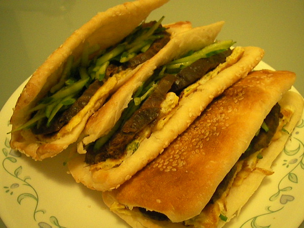 981125燒餅夾滷牛腱.JPG 981125燒餅夾滷牛腱.JPG