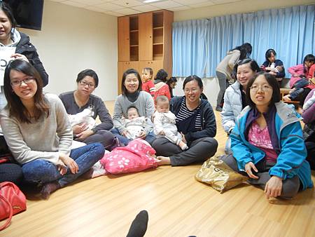 會後喬餵奶姿勢   是否很踴躍.JPG