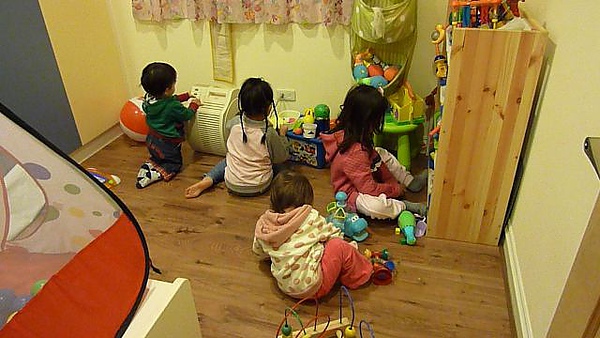 四人各據一角 四人各據一角