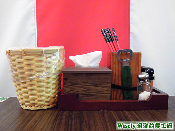 垃圾桶、餐巾紙、餐具、調味料 垃圾桶、餐巾紙、餐具、調味料