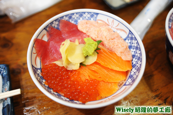 まぐろとサーモンの4色丼(鮪魚鮭魚四色丼) まぐろとサーモンの4色丼(鮪魚鮭魚四色丼)