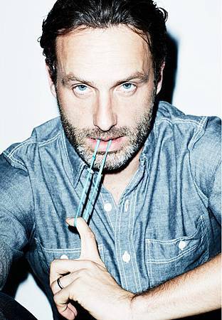 Andrew-Lincoln-in-Men-s-Health-the-walking-dead-32196405-605-874