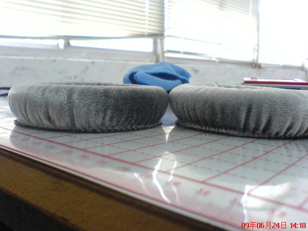 所以簡言之900的兩個耳罩都比750的小