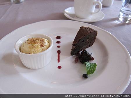 布朗尼蛋糕及冰淇淋