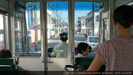 鎌倉 江之電 走在市區馬路上 鎌倉 江之電 走在市區馬路上
