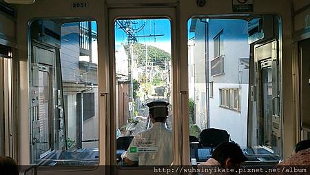 鎌倉 江之電 穿越兩旁住宅區 鎌倉 江之電 穿越兩旁住宅區