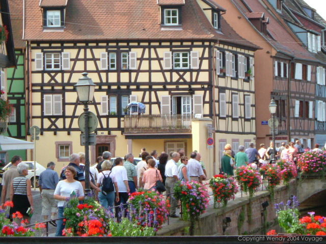 成群結隊的老人團