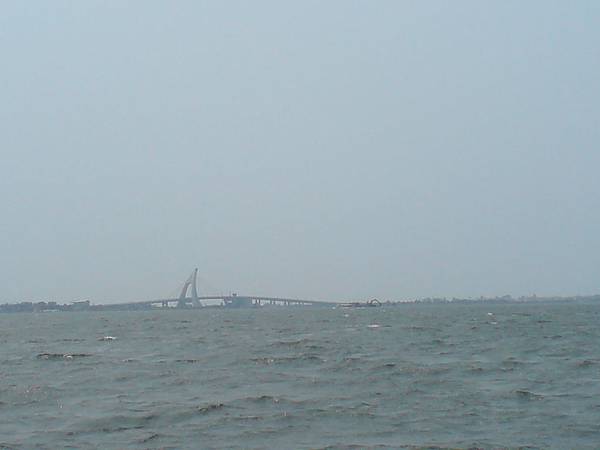 2011.4.4 遠處的鵬灣跨海大橋