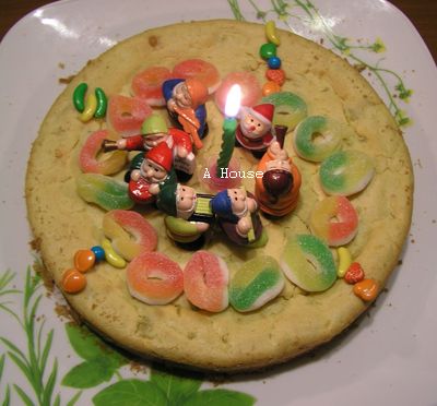 小好米一歲生日蛋糕（媽媽做地瓜蛋糕，哥哥負責裝飾）