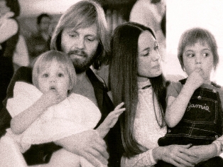 young_jon_voight_with_angelina_jolie_mother_marcheline.jpg