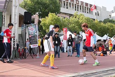 120記者會現場 日本YAMAHA贊助的J聯盟職業足球隊JUBILO球員親臨台灣與小球員踢足球互動熱烈.jpg