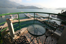 飯店陽台眺望湖景