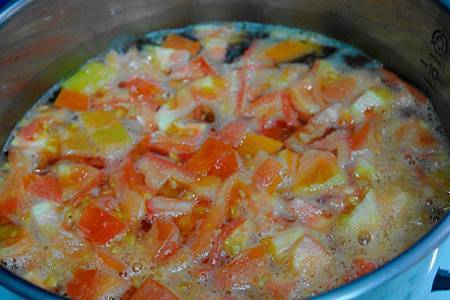 鍋裡煮水，將番茄切丁放入煮爛。