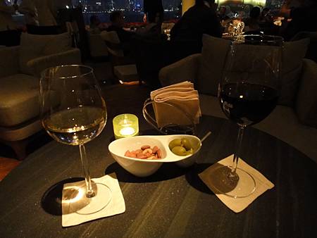 品嚐紅酒&白酒...好好放鬆&享受一下... 品嚐紅酒&白酒...好好放鬆&享受一下...