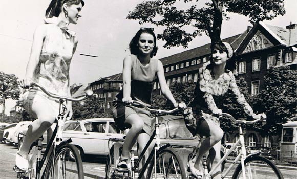 一群穿著夏裝的女孩正騎著單車－1950年，哥本哈根