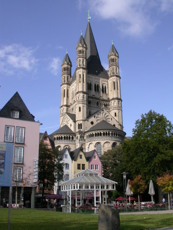 科隆大教堂附近店家...我最喜歡那三幢連棟卻不同色的房子唷