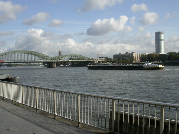 我跟姐姐說: 口亨!! 不過是一條河,我在河旁來回走一圈都不用錢!