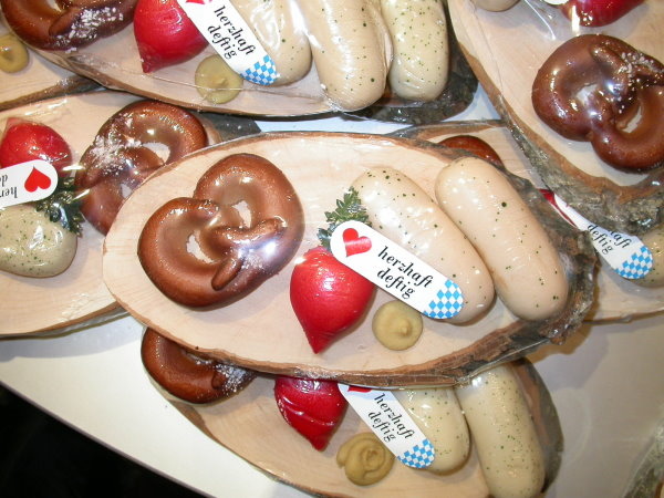 左邊是德國傳統麵包(真的好吃!),中間是櫻桃蘿蔔吧...右邊是德式香腸! 咦 最下面那個應該是...甚麼大便,是沾醬啦! 切