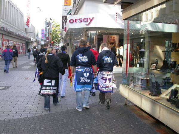 姐姐說他們應該是看完球賽回來吧