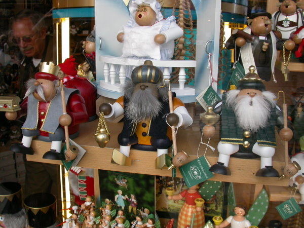 我一直覺得最左邊那隻小木偶跟它後面的老爺爺超像...