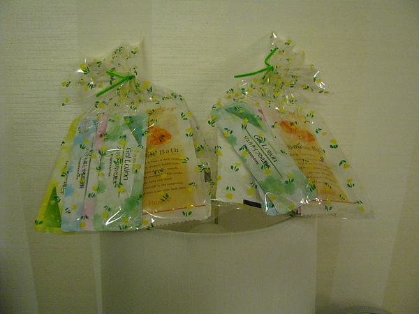 住Lady's room還會加送小包的女性專用包 