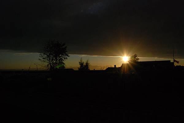 今天下雨完 雲層超厚的&hellip;但拍出來的照片別有風情