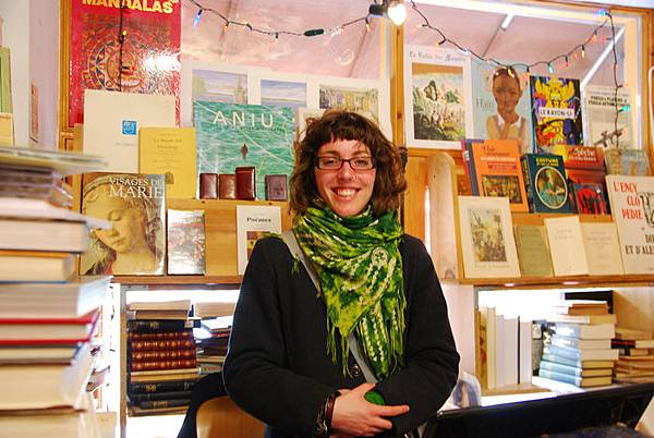 最後請她讓我拍一張,她一開始有嚇到(請大家試回想一般選美最後奪冠時那個冠軍的表情模樣,就差不多那樣子),但又很害羞,也謝謝她最後很大方地讓我拍!