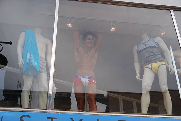 身材超好的&hellip;而且也不怕躁 一直秀他的身材