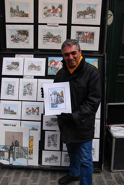 這是我買的畫,我還請畫家幫我拿著畫讓我拍一張!謝謝你啦! merci