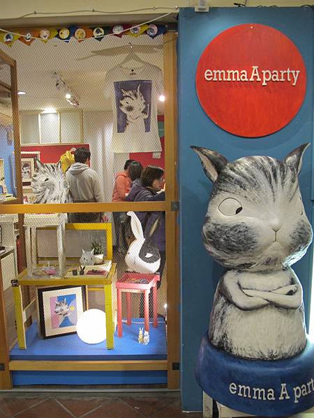 2.1EmmaAparty 位於西門紅樓店面,鎮店之寶 抱胸貓咪公仔 2.1EmmaAparty 位於西門紅樓店面,鎮店之寶 抱胸貓咪公仔