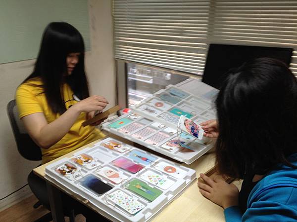 1.詩婷及姿尹正在整理Fandora的商品-手機殼 1.詩婷及姿尹正在整理Fandora的商品-手機殼