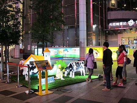 積木乳牛 手創兒童YOYO老師高高老師 瑞穗鮮乳戶外積木展-阪急百貨 (8).JPG