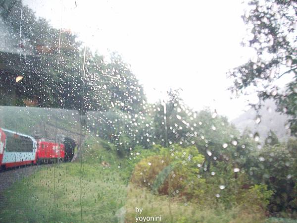 天候不好下大雨火車入山洞 926-1.jpg