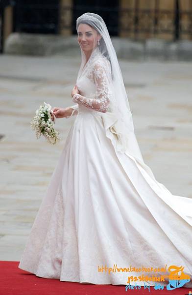 kate-middleton-wedding-dress-sarah-burton-full-length-669x1024