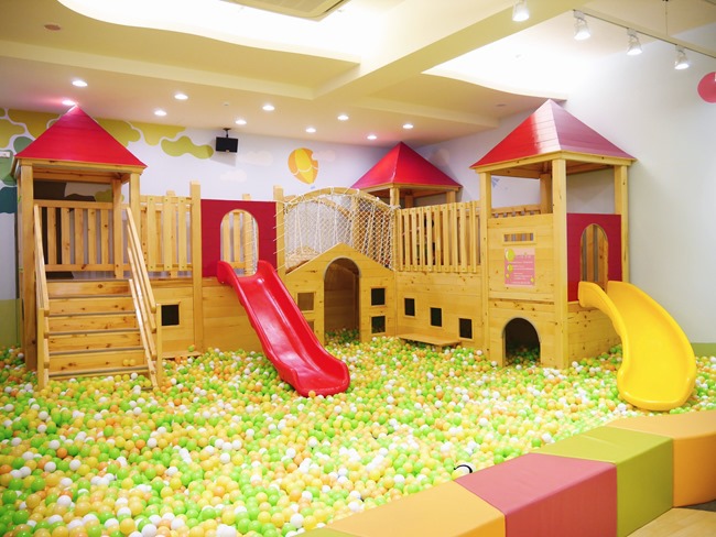 │台北。親子館│幼佑城堡。球池、音磚軌道溜溜球、攀岩、氣墊床、透明人體滾球 多元豐富的新遊樂體驗