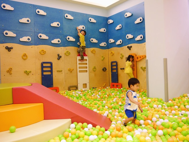 │台北。親子館│幼佑城堡。球池、音磚軌道溜溜球、攀岩、氣墊床、透明人體滾球 多元豐富的新遊樂體驗