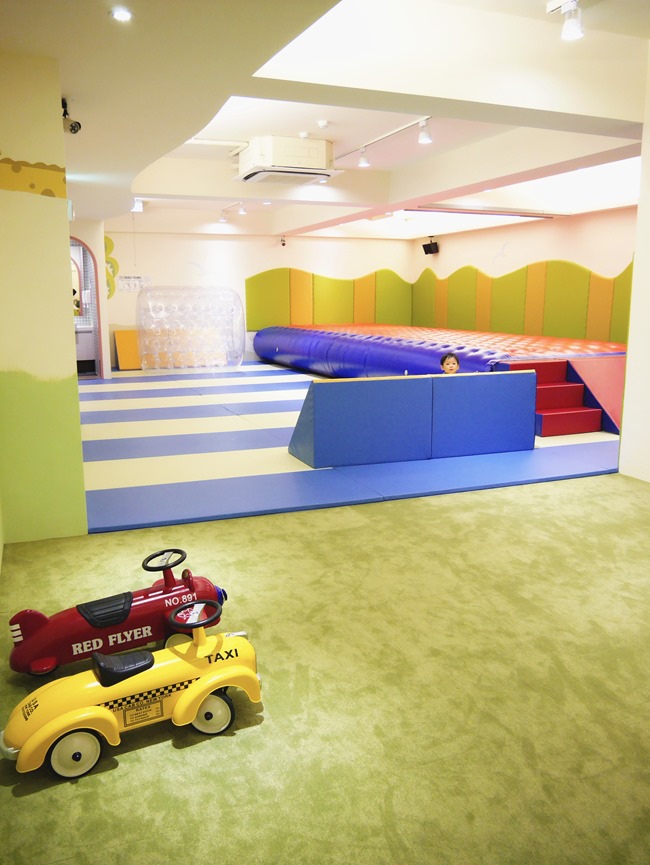│台北。親子館│幼佑城堡。球池、音磚軌道溜溜球、攀岩、氣墊床、透明人體滾球 多元豐富的新遊樂體驗