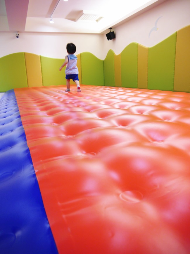 │台北。親子館│幼佑城堡。球池、音磚軌道溜溜球、攀岩、氣墊床、透明人體滾球 多元豐富的新遊樂體驗