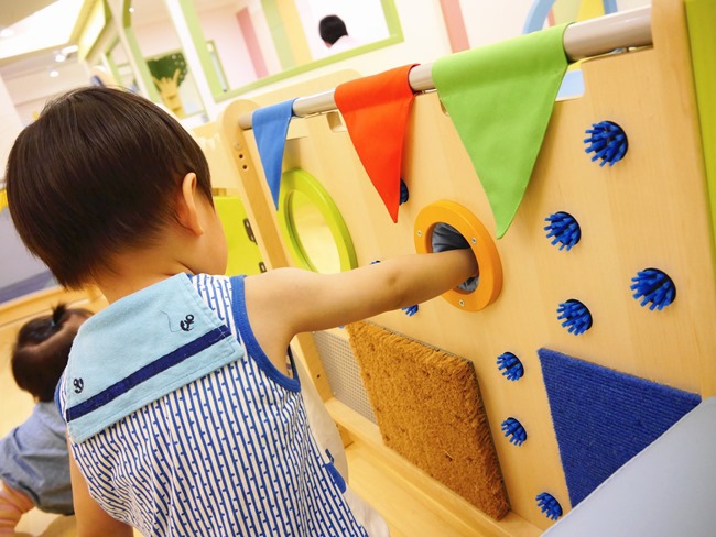 │台北。親子館│幼佑城堡。球池、音磚軌道溜溜球、攀岩、氣墊床、透明人體滾球 多元豐富的新遊樂體驗