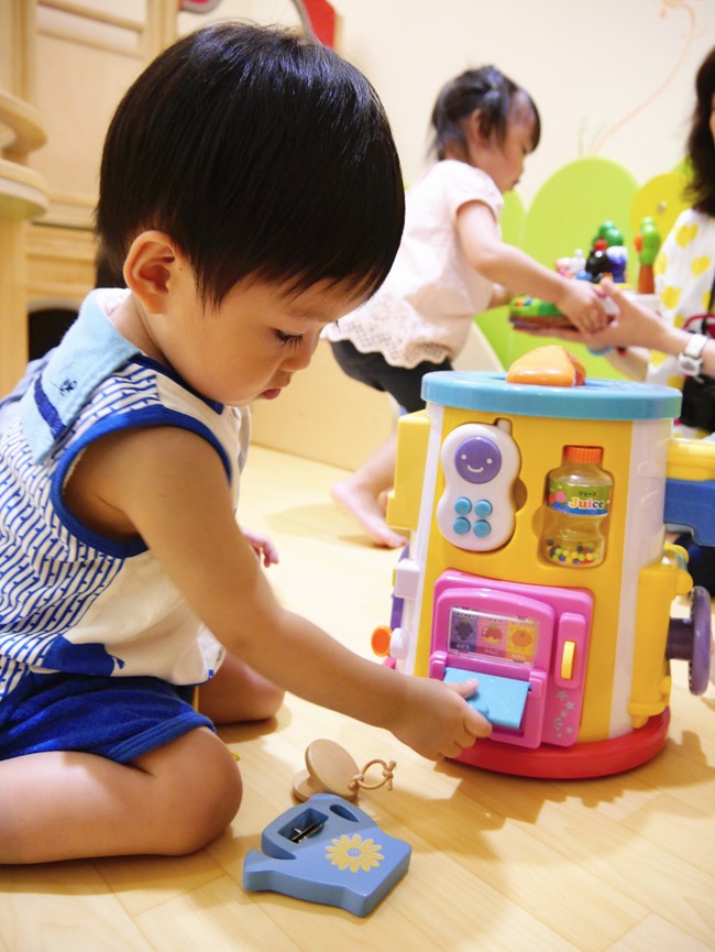 │台北。親子館│幼佑城堡。球池、音磚軌道溜溜球、攀岩、氣墊床、透明人體滾球 多元豐富的新遊樂體驗